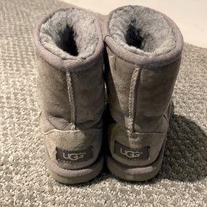 Selling used kids Ugg boots -grey US 10